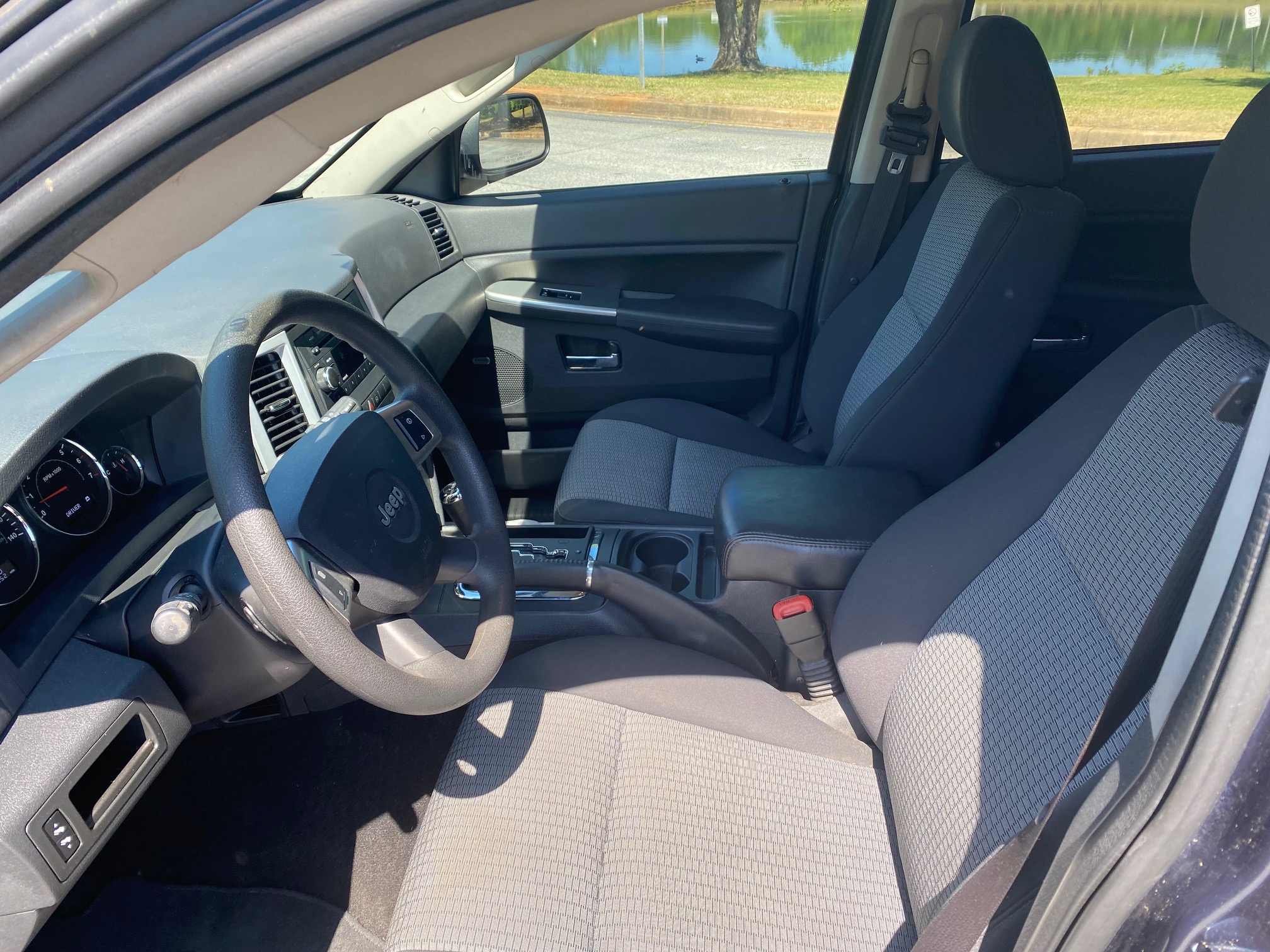 2010 JEEP GRAND CHEROKEE 4WD 4DR LAREDO